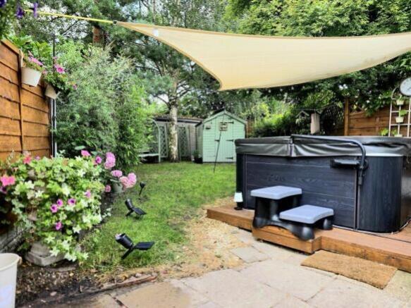 Hot tub - Wisteria Cottage Marsh Lane Charlotte Th