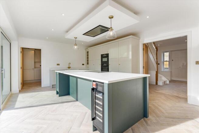 6 bed Detached for sale Image 6