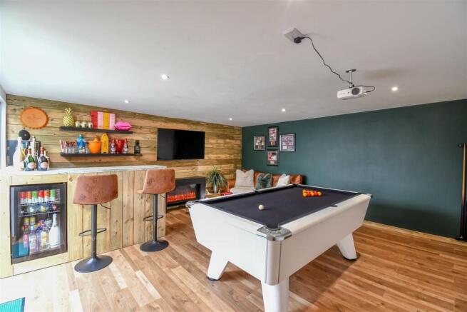 BAR & GAMES ROOM