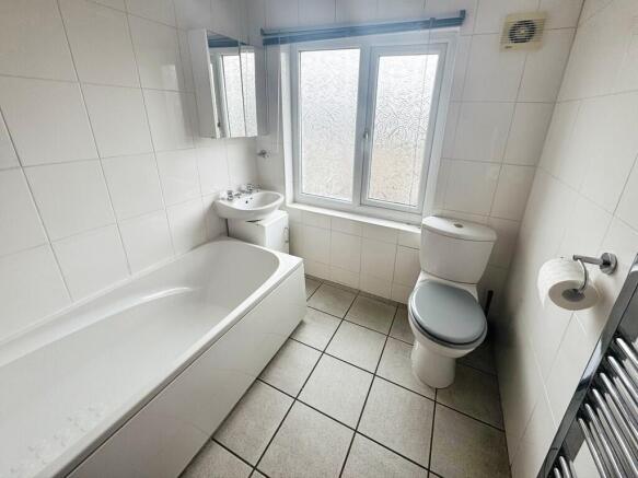 3 bed End of Terrace to rent Image 4