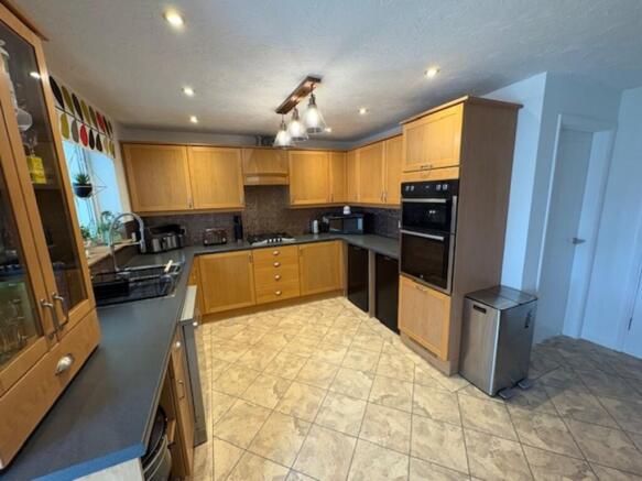 5 bed Detached for sale Image 8