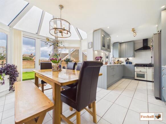 Kitchen / Dining Area