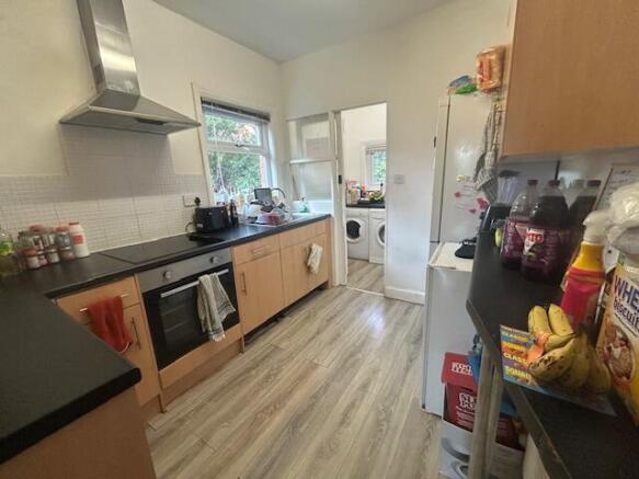 5 bed Semi-Detached to rent Image 6