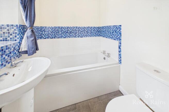 2 bed Terraced to rent Image 5