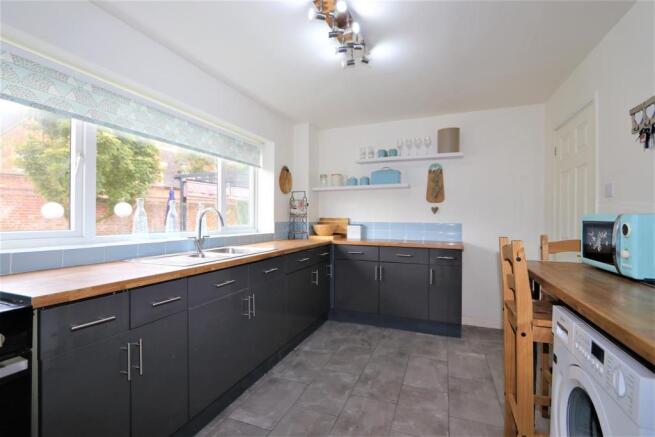 MODERN FITTED KITCHEN