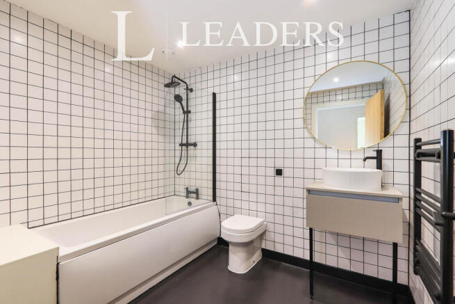 3 bed Flat to rent Image 9