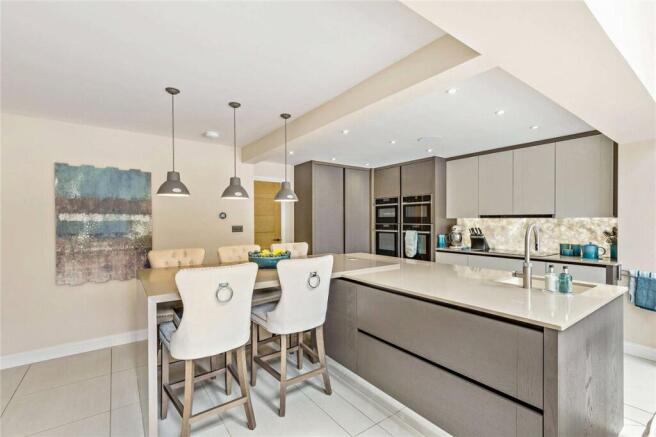 5 bed Detached for sale Image 4