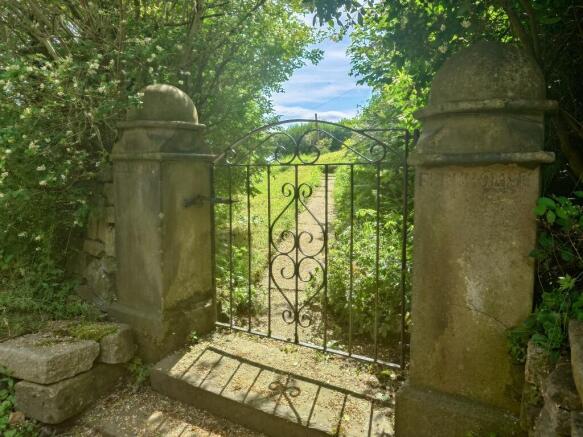 5 bed Detached for sale Image 7