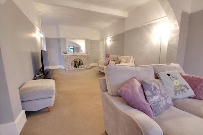 LOUNGE/SITTING ROOM