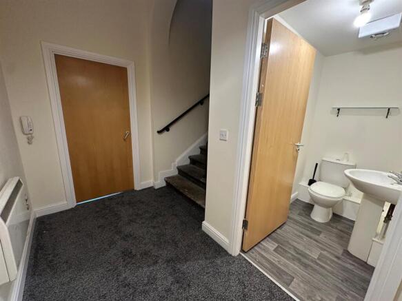 2 bed Apartment to rent Image 6