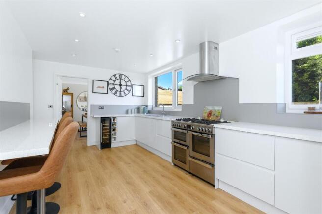 5 bed Detached for sale Image 9