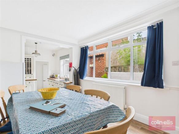 5 bed Detached for sale Image 8