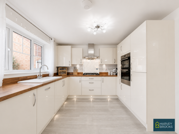 4 bed Detached for sale Image 7