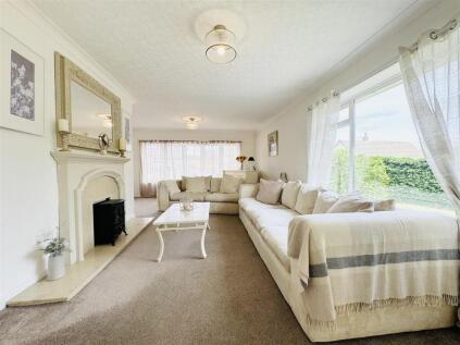 Pennine Drive, Scissett, Huddersfield HD8 9JD