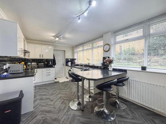 5 bed Detached for sale Image 7