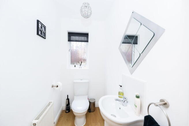 6 bed Detached for sale Image 10