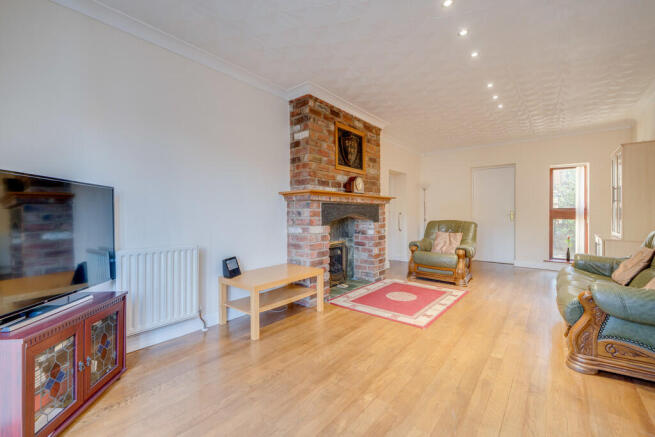 6 bed Detached for sale Image 4