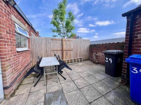 4 bed House to rent Image 9