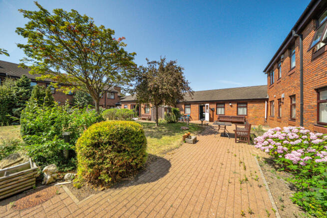 1 bed Ground Flat to rent Image 12
