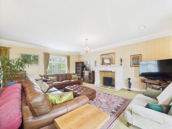 5 bed Detached for sale Image 12