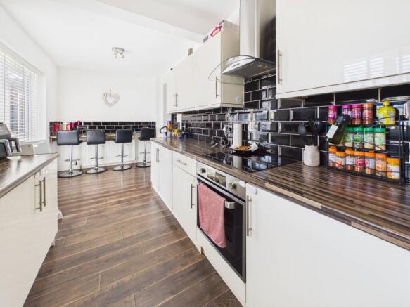 4 bed Semi-Detached for sale Image 4