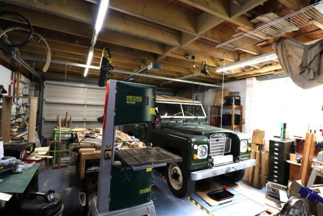 garage1 e.JPG