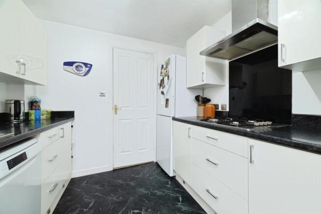 3 bed Apartment for sale Image 5
