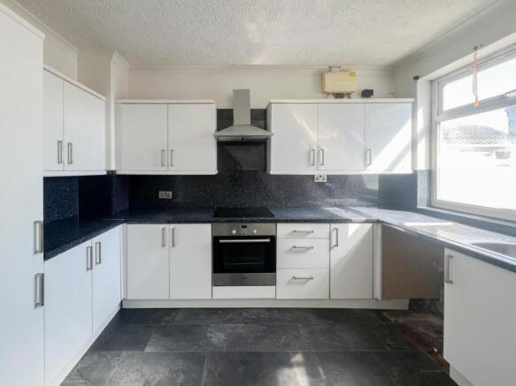 2 bed Terraced to rent Image 5