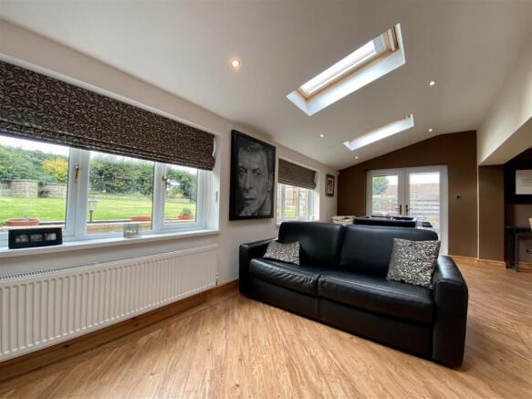4 bed Detached to rent Image 8