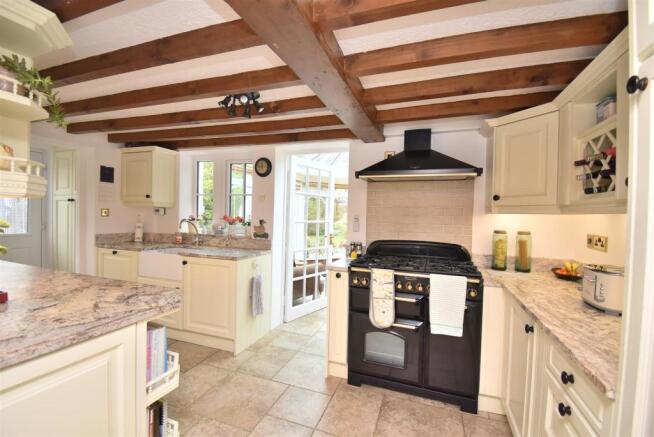 Well Appointed Fitted Kitchen (L-Shaped)