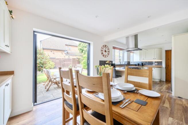 Dining and kitchen 1 (Garden)