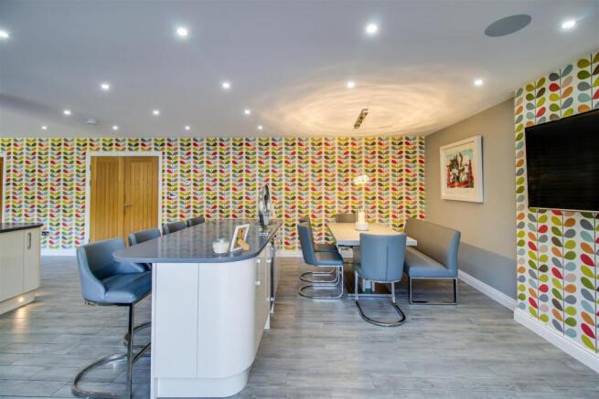 5 bed Detached for sale Image 7