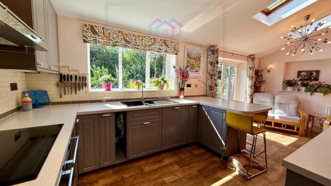 5 bed Detached for sale Image 9
