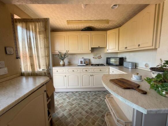 3 bed Semi-Detached for sale Image 6