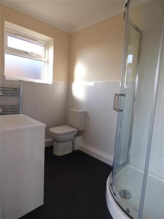 EN-SUITE SHOWER ROOM