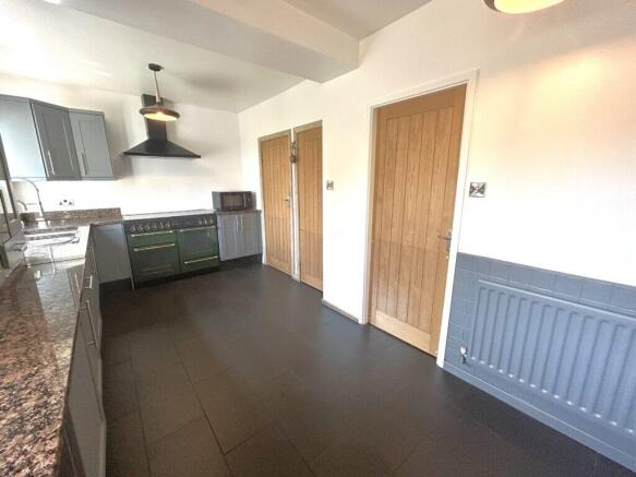 5 bed Detached for sale Image 8