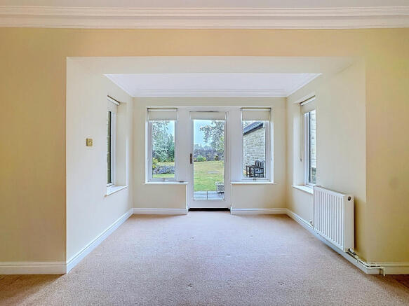 2 bed Apartment to rent Image 5