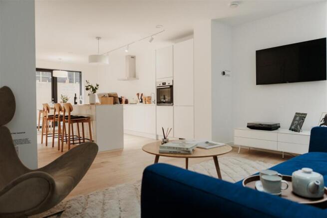 4 bed Town House to rent Image 6