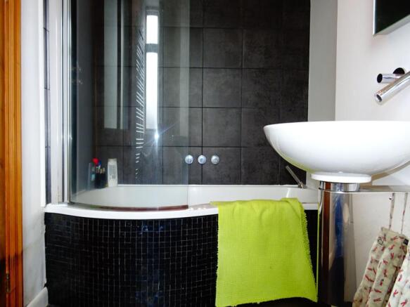 3 bed Apartment to rent Image 10