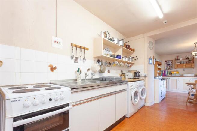 Kitchen 2.jpg