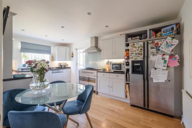 4 bed Detached for sale Image 8