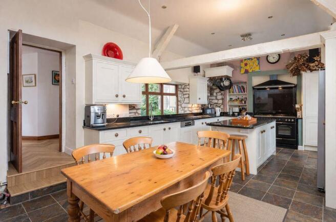5 bed Detached for sale Image 4