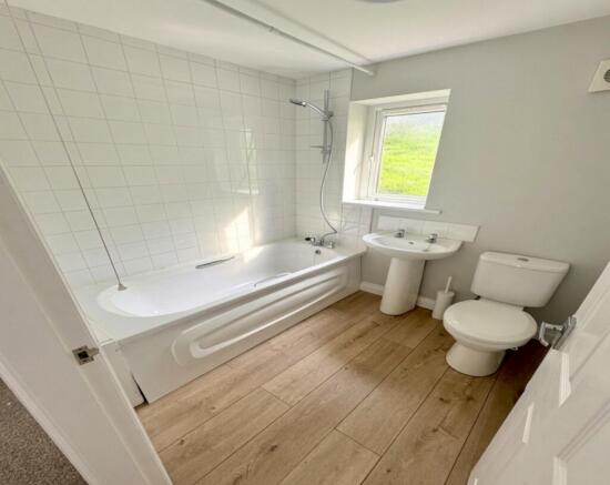 2 bed Semi-Detached to rent Image 8