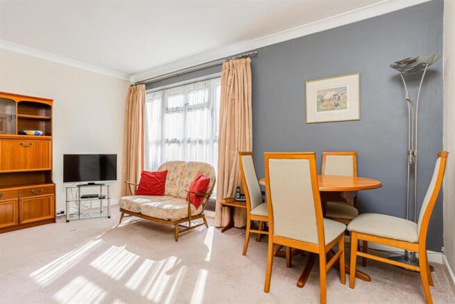 flat-courtlands-crescent-banstead-111.jpg