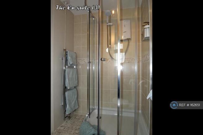 Master Bedroom En-Suite (a)
