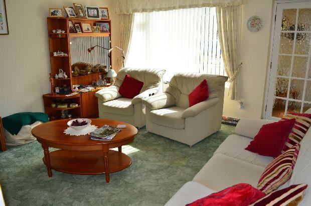 LOUNGE.