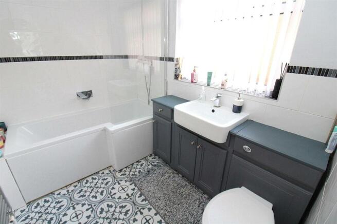 family bathroom 2.JPG