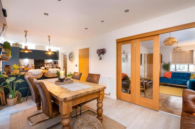 KITCHEN/DINING ROOM