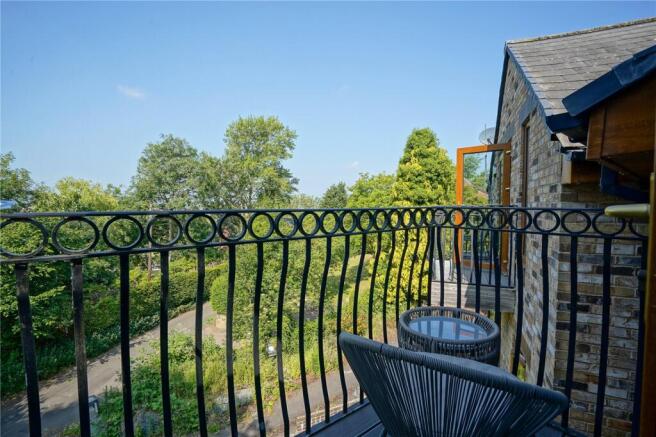 5 bed Detached for sale Image 12