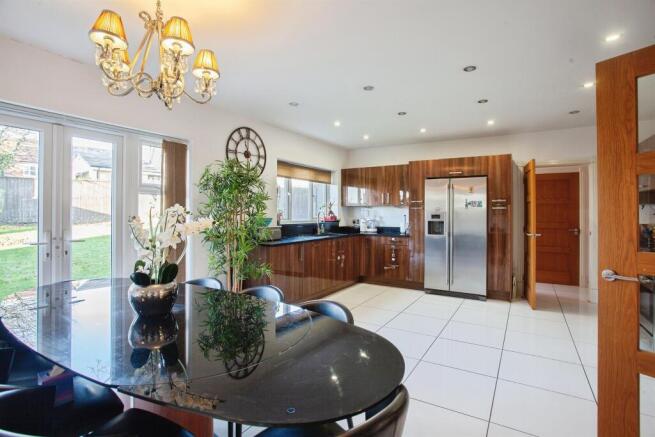 5 bed Detached for sale Image 6